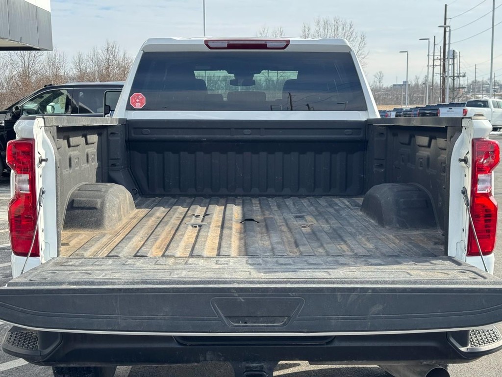 Chevrolet Silverado 2500HD Vehicle Full-screen Gallery Image 04