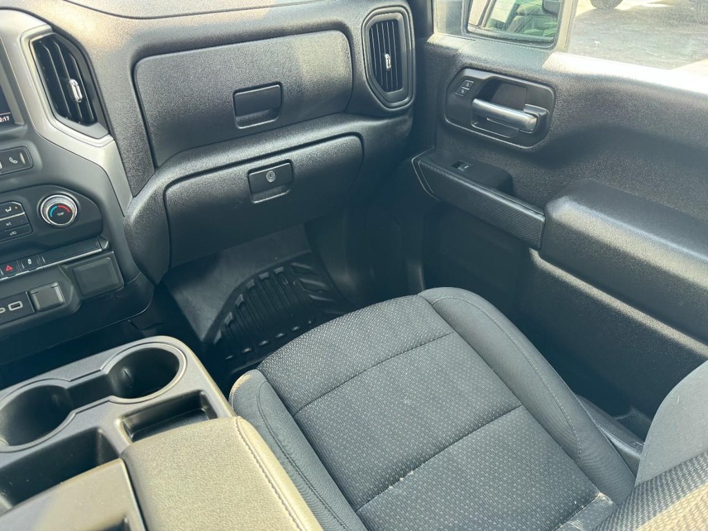 Chevrolet Silverado 2500HD Vehicle Full-screen Gallery Image 15