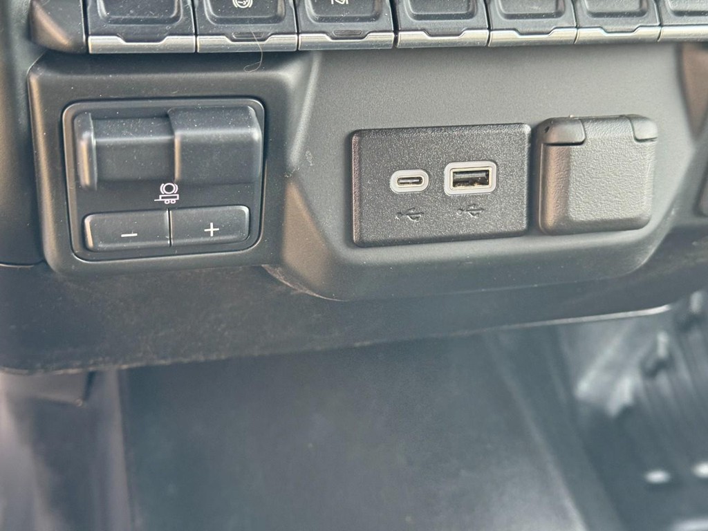 Chevrolet Silverado 2500HD Vehicle Full-screen Gallery Image 20