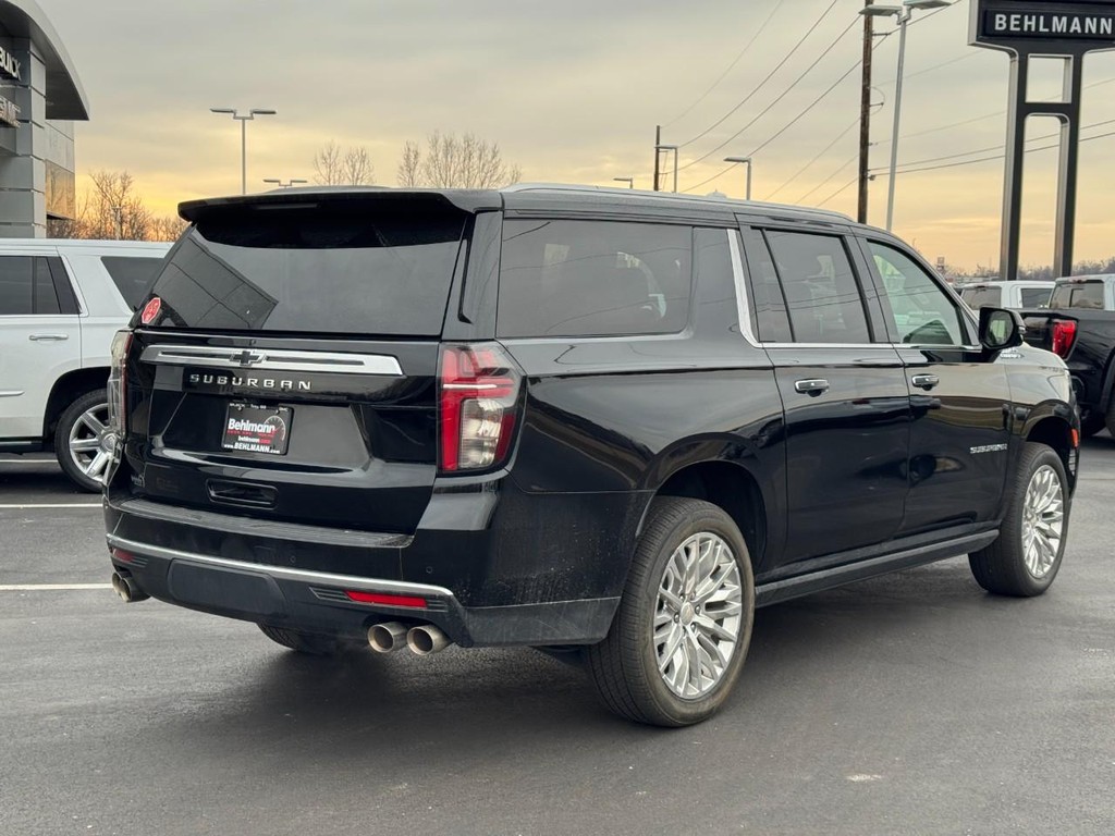 Chevrolet Suburban Vehicle Full-screen Gallery Image 03