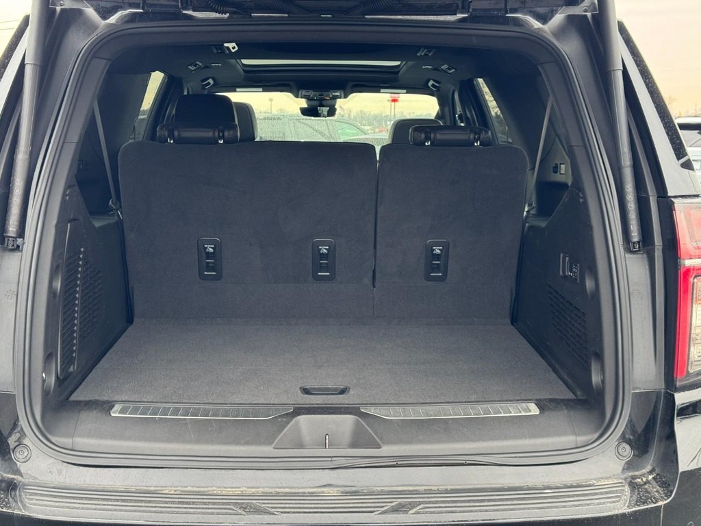 Chevrolet Suburban Vehicle Full-screen Gallery Image 04