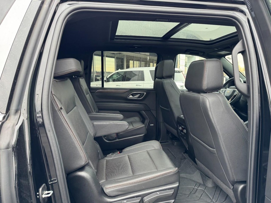 Chevrolet Suburban Vehicle Full-screen Gallery Image 11