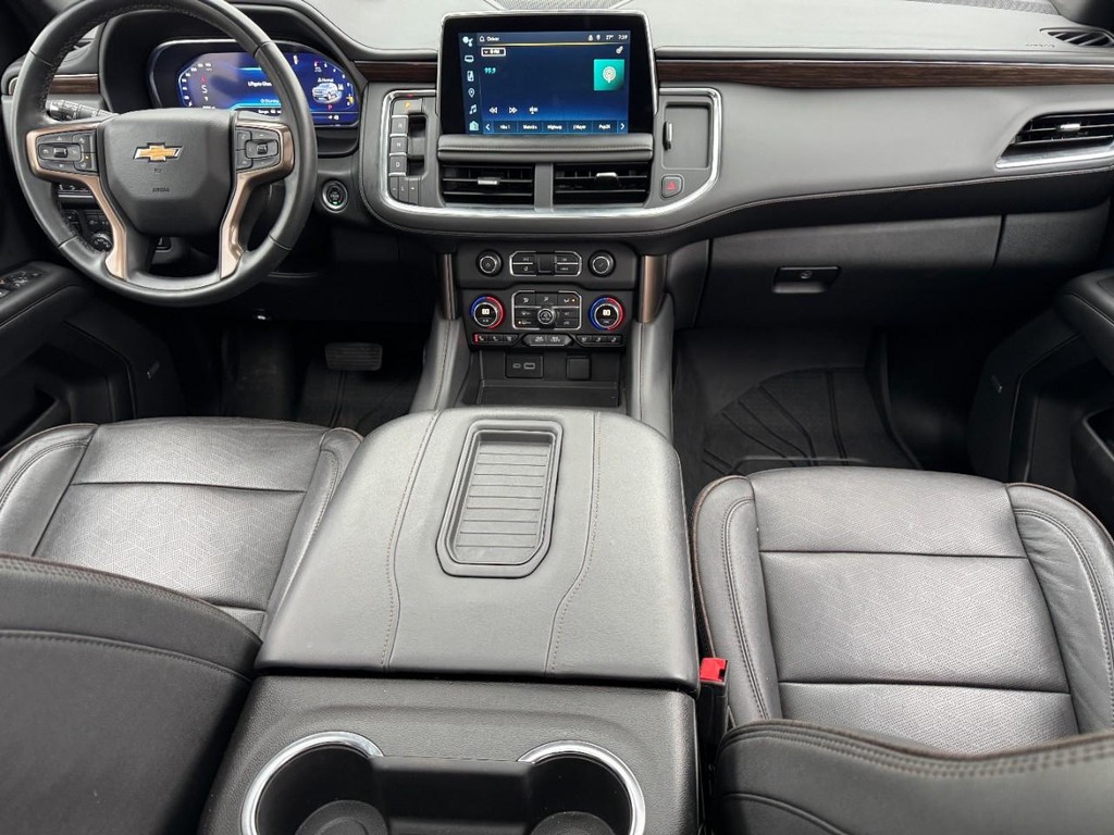 Chevrolet Suburban Vehicle Full-screen Gallery Image 12