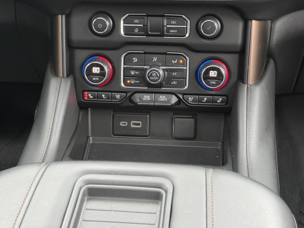 Chevrolet Suburban Vehicle Full-screen Gallery Image 15