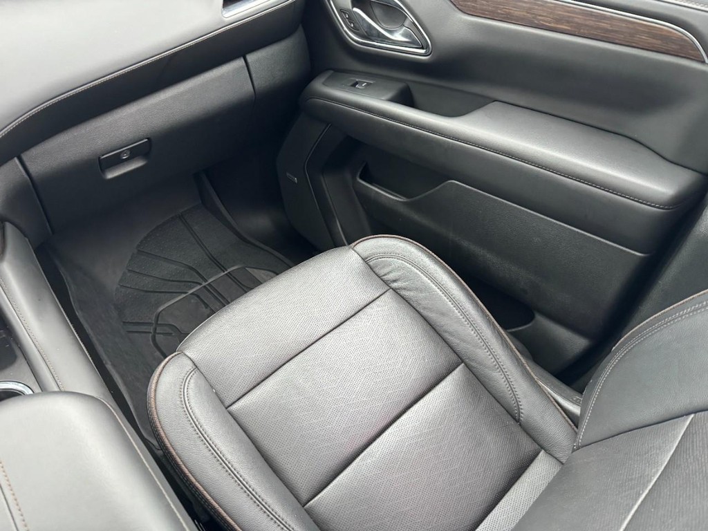 Chevrolet Suburban Vehicle Full-screen Gallery Image 16