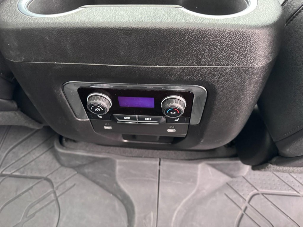 Chevrolet Suburban Vehicle Full-screen Gallery Image 17