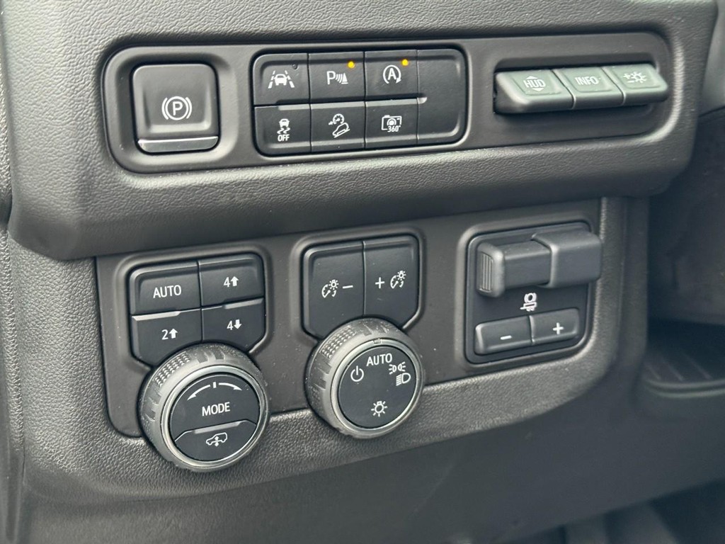 Chevrolet Suburban Vehicle Full-screen Gallery Image 18