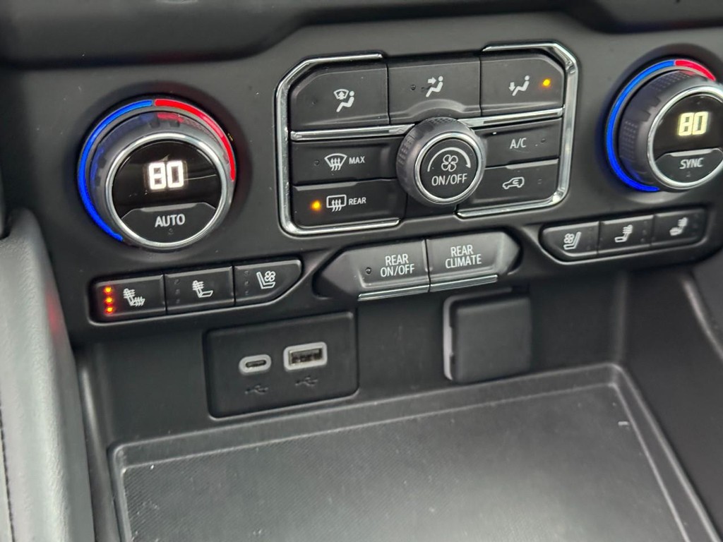 Chevrolet Suburban Vehicle Full-screen Gallery Image 22