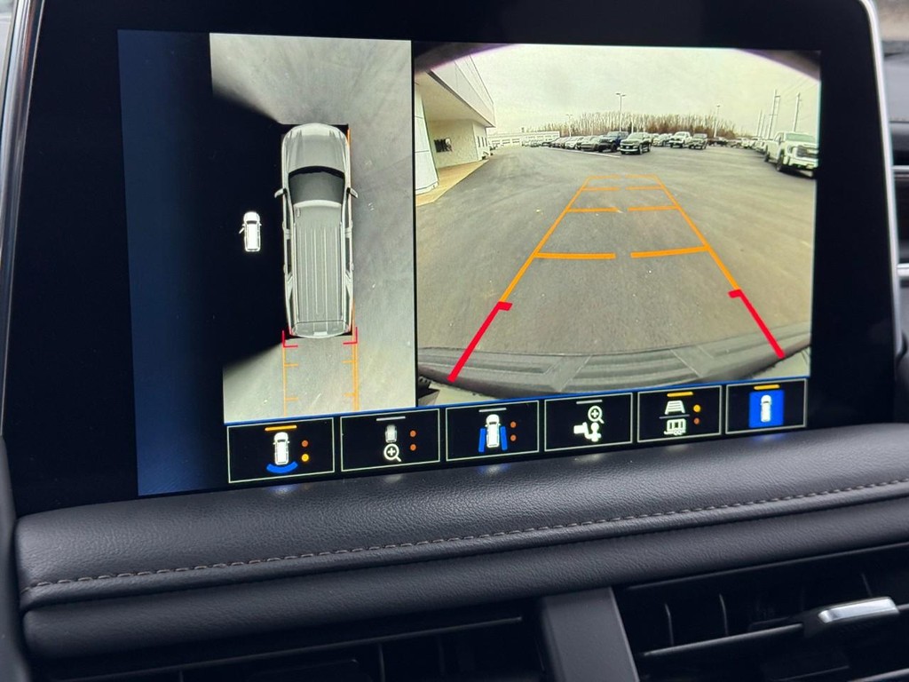 Chevrolet Suburban Vehicle Full-screen Gallery Image 23