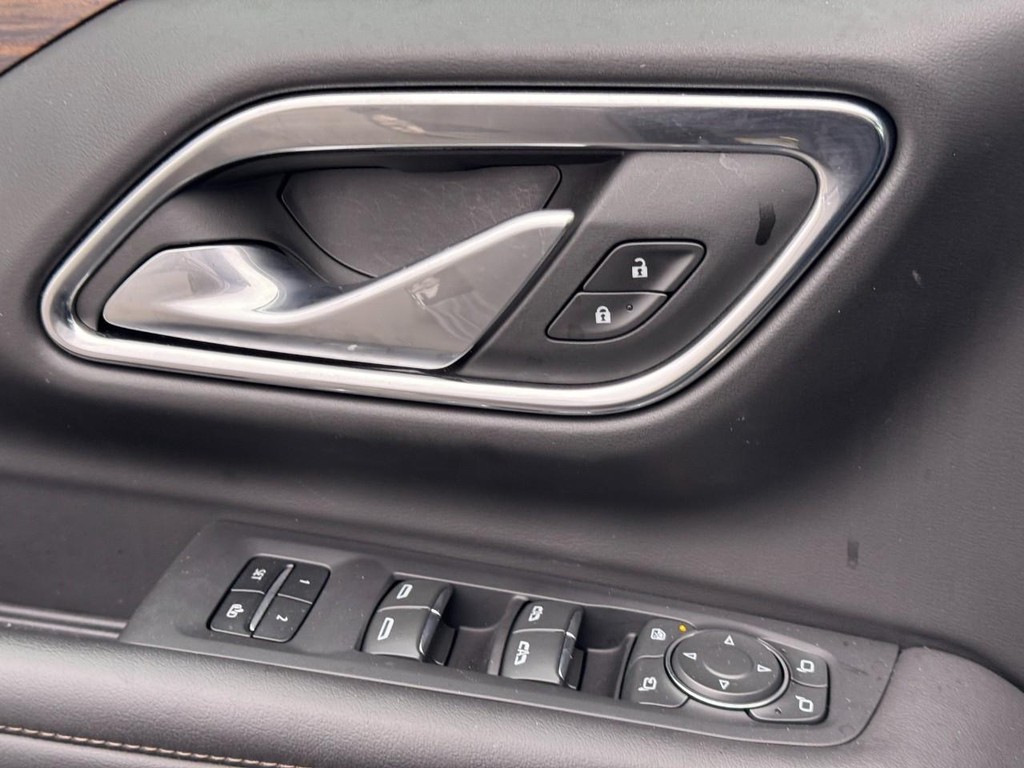 Chevrolet Suburban Vehicle Full-screen Gallery Image 24