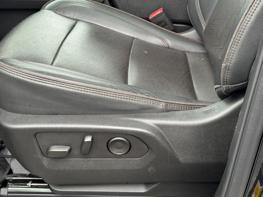 Chevrolet Suburban Vehicle Full-screen Gallery Image 26