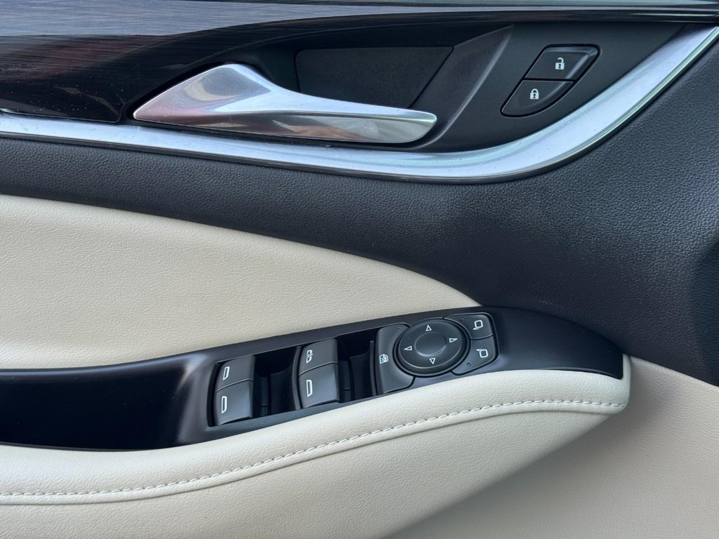 Buick Enclave Vehicle Full-screen Gallery Image 25