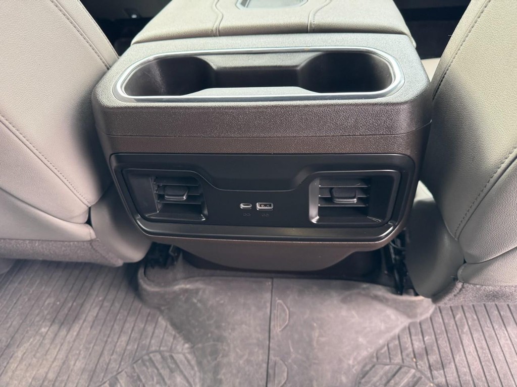 Chevrolet Silverado 1500 Vehicle Full-screen Gallery Image 16