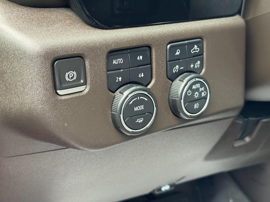 Chevrolet Silverado 1500 Vehicle Full-screen Gallery Image 17