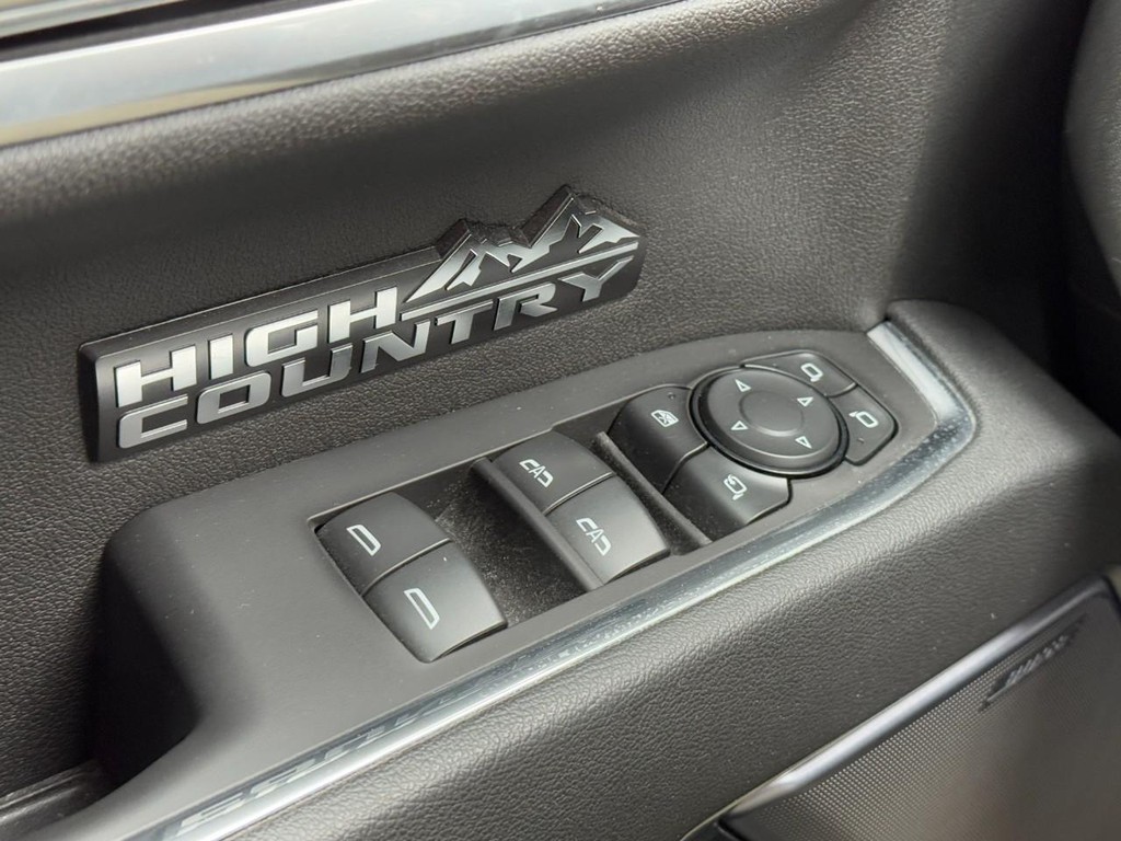 Chevrolet Silverado 1500 Vehicle Full-screen Gallery Image 24