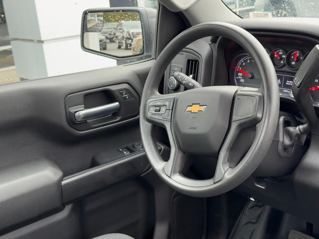 Chevrolet Silverado 1500 Vehicle Full-screen Gallery Image 12