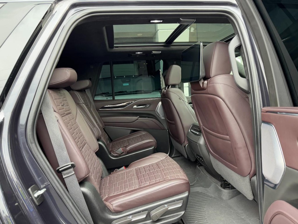 Cadillac Escalade Vehicle Full-screen Gallery Image 10
