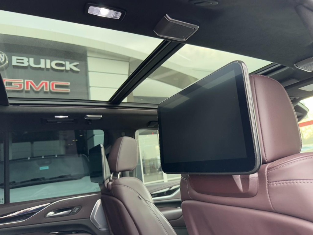 Cadillac Escalade Vehicle Full-screen Gallery Image 11