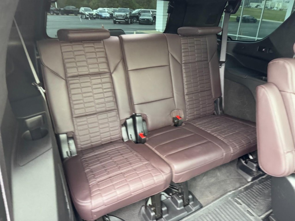 Cadillac Escalade Vehicle Full-screen Gallery Image 12