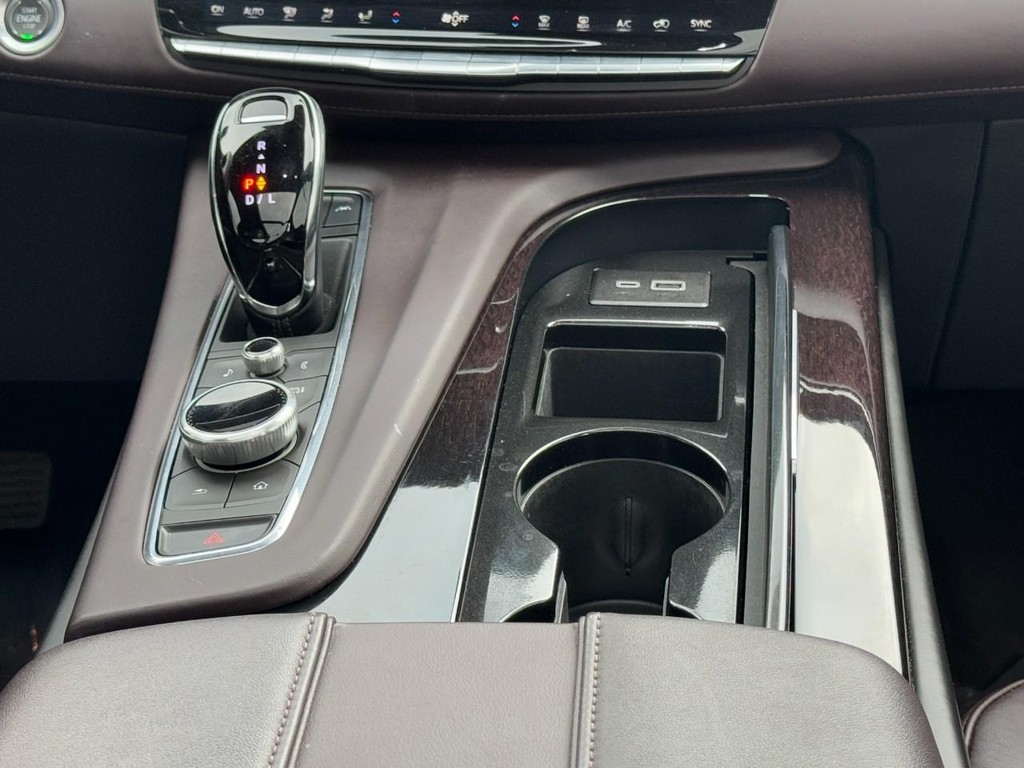 Cadillac Escalade Vehicle Full-screen Gallery Image 16