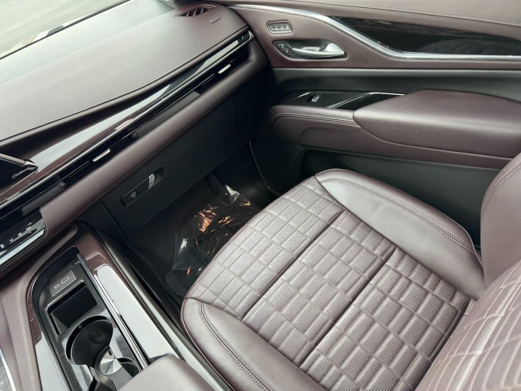 Cadillac Escalade Vehicle Full-screen Gallery Image 17