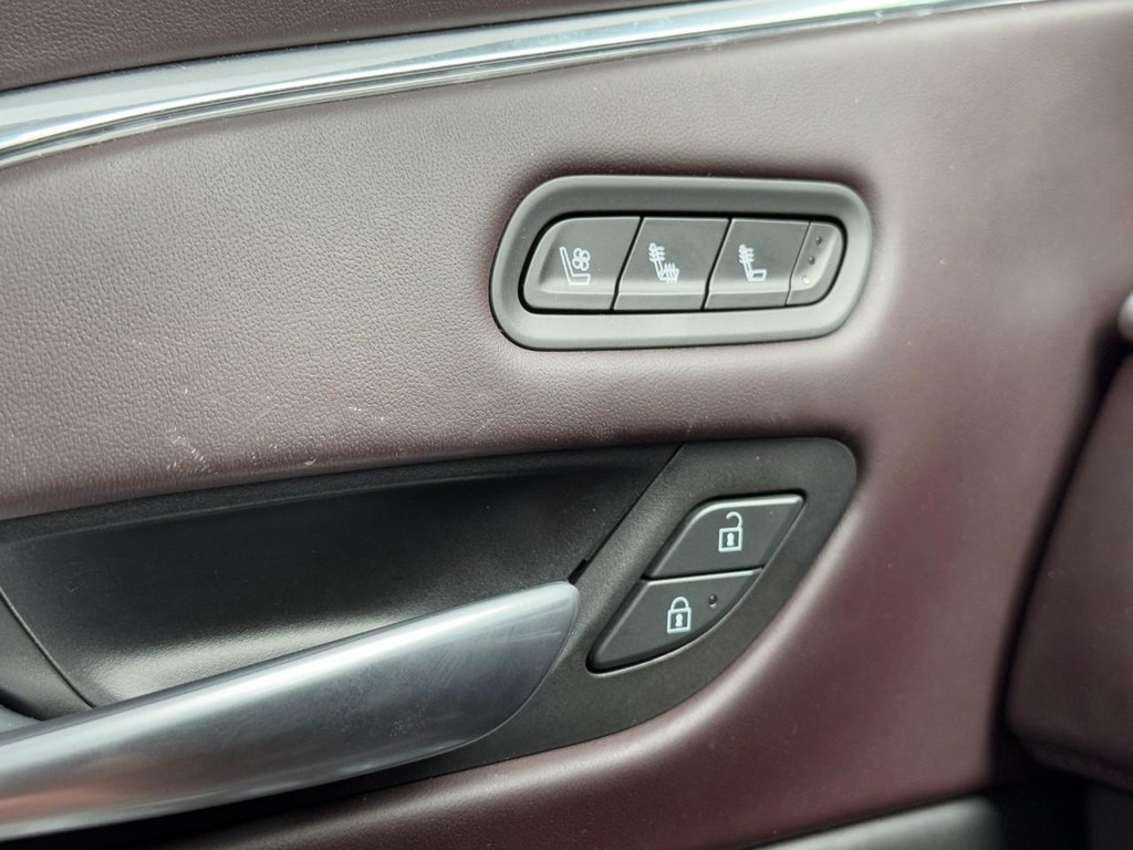 Cadillac Escalade Vehicle Full-screen Gallery Image 18