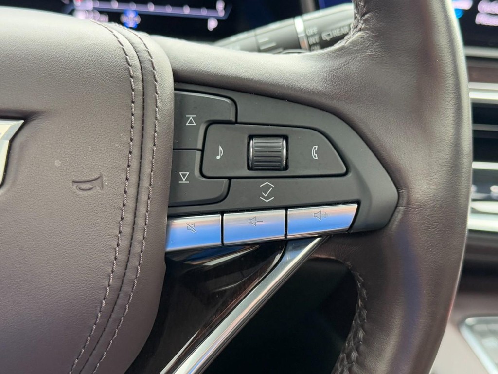 Cadillac Escalade Vehicle Full-screen Gallery Image 20