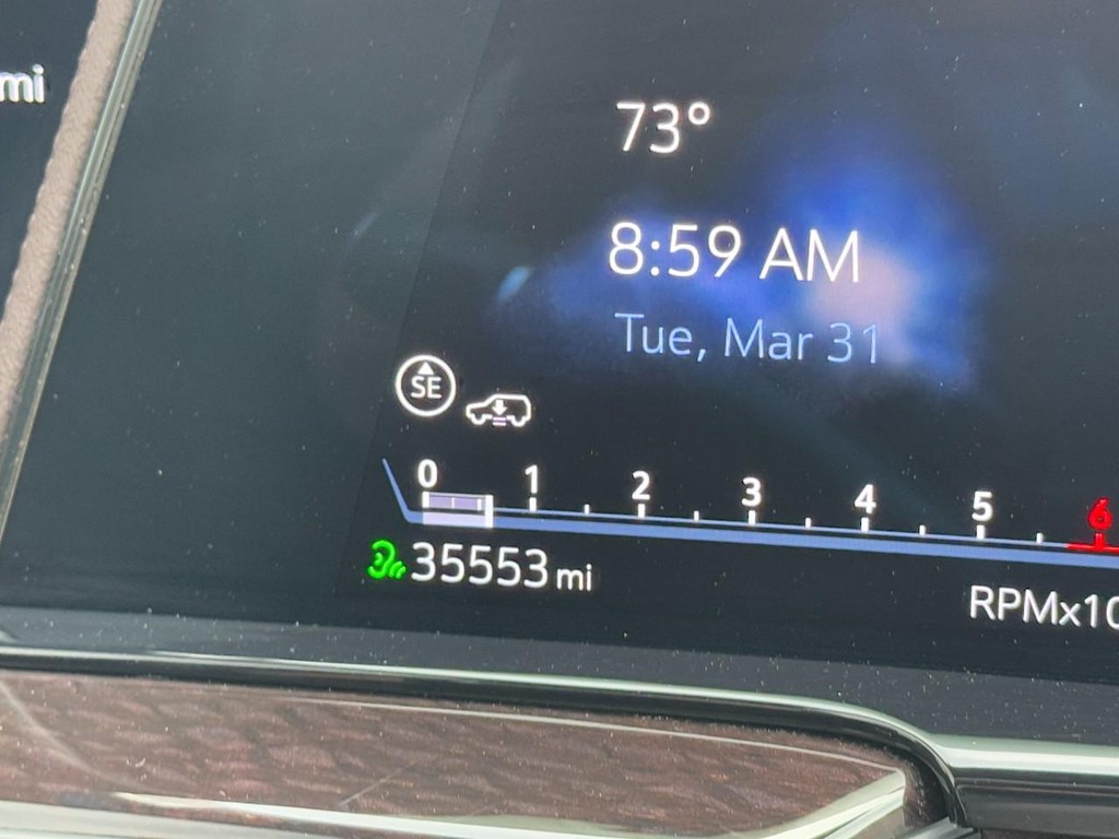 Cadillac Escalade Vehicle Full-screen Gallery Image 21