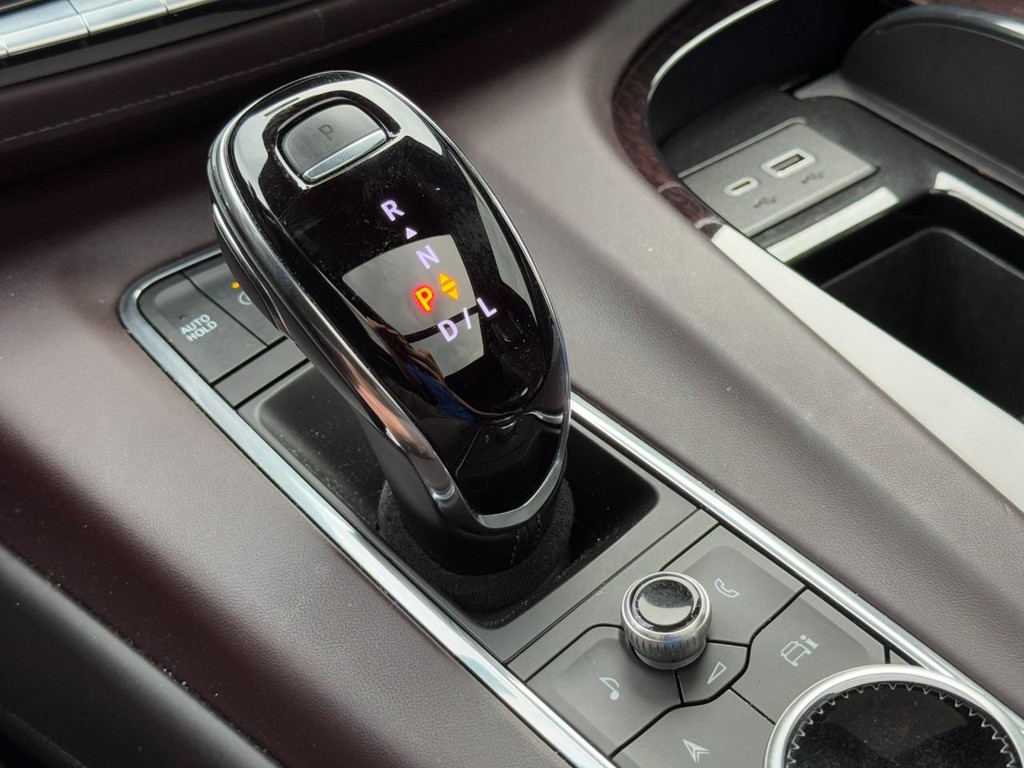 Cadillac Escalade Vehicle Full-screen Gallery Image 22