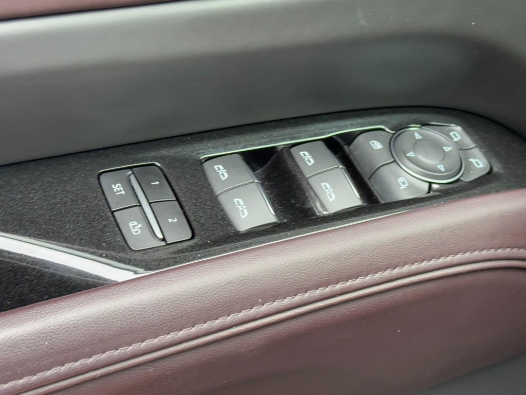 Cadillac Escalade Vehicle Full-screen Gallery Image 25