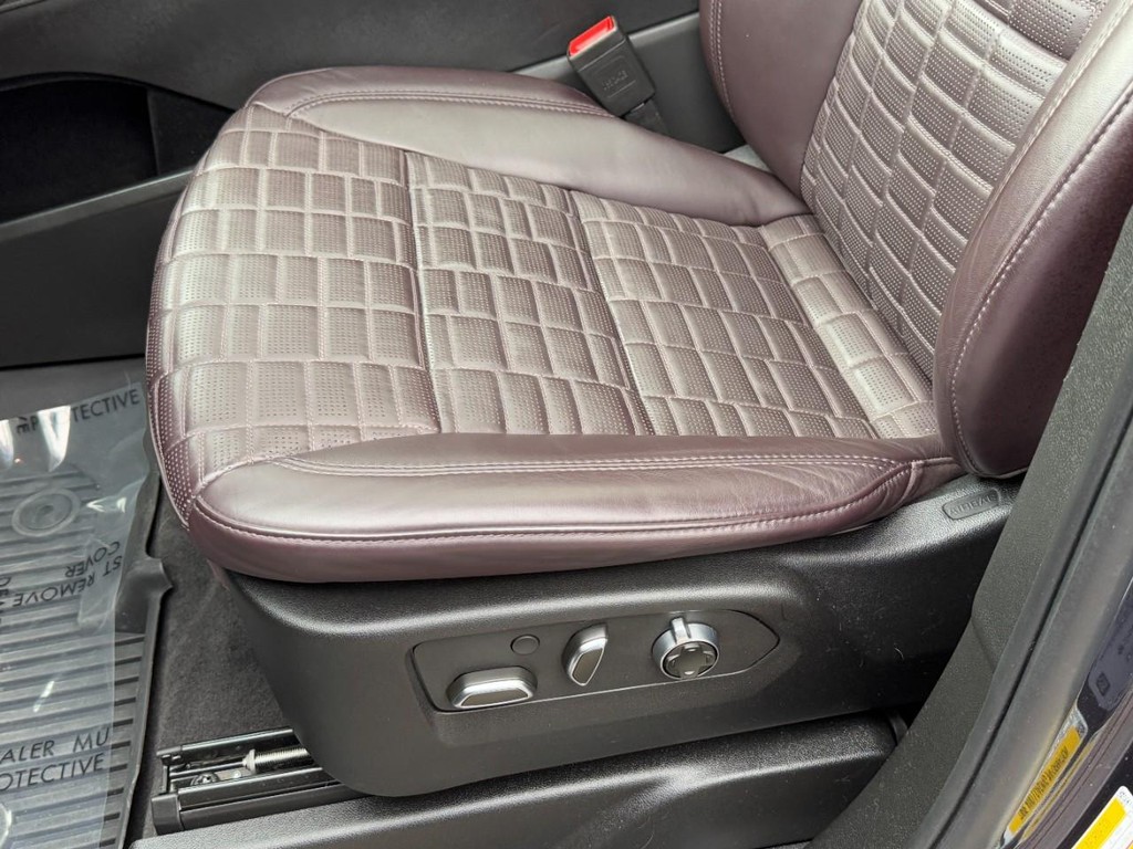 Cadillac Escalade Vehicle Full-screen Gallery Image 26