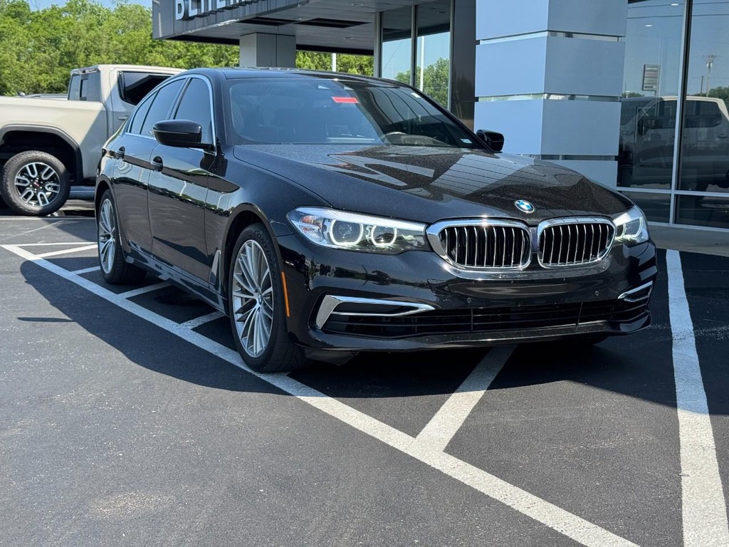 BMW 5 Series Vehicle Full-screen Gallery Image 02