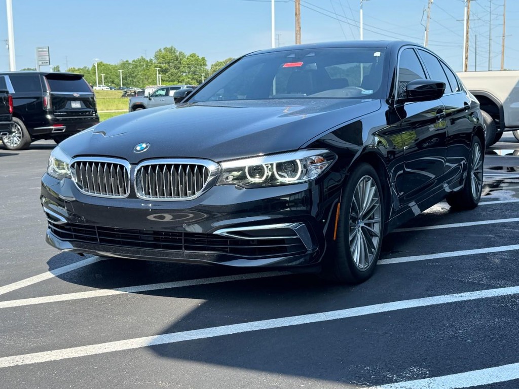BMW 5 Series Vehicle Full-screen Gallery Image 08