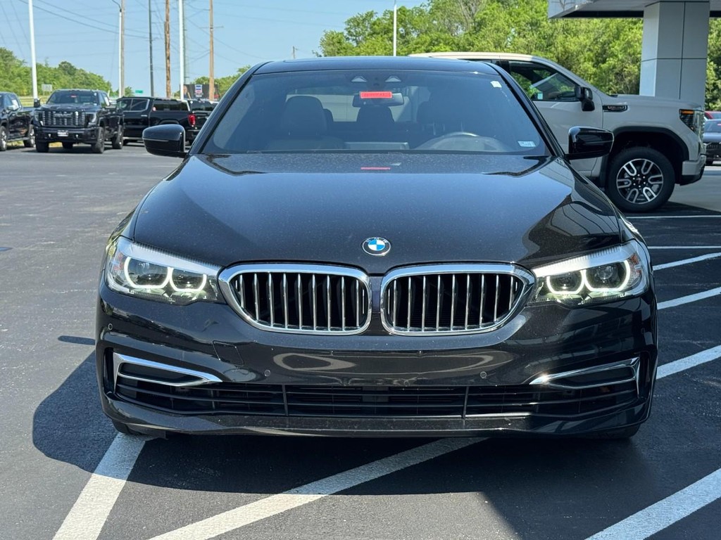 BMW 5 Series Vehicle Full-screen Gallery Image 09