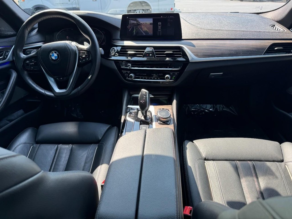 BMW 5 Series Vehicle Full-screen Gallery Image 11