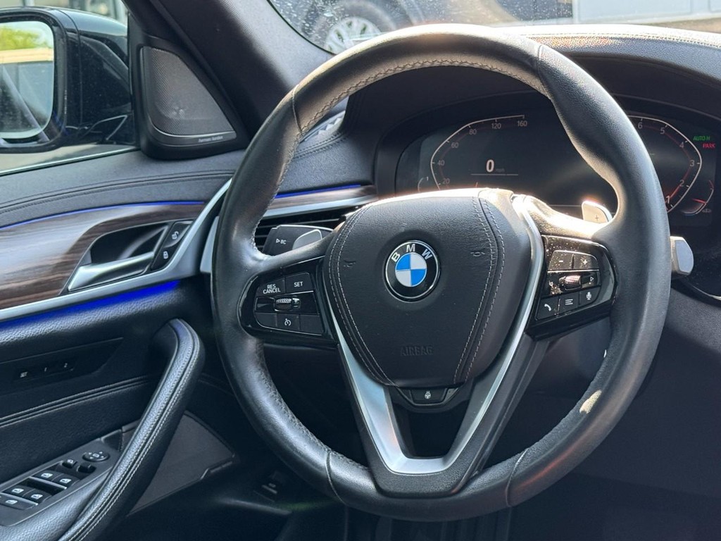 BMW 5 Series Vehicle Full-screen Gallery Image 12