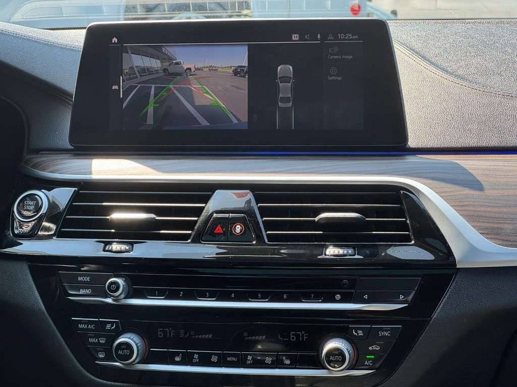 BMW 5 Series Vehicle Full-screen Gallery Image 13