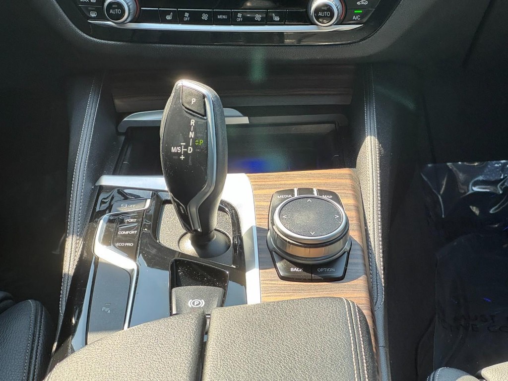 BMW 5 Series Vehicle Full-screen Gallery Image 14