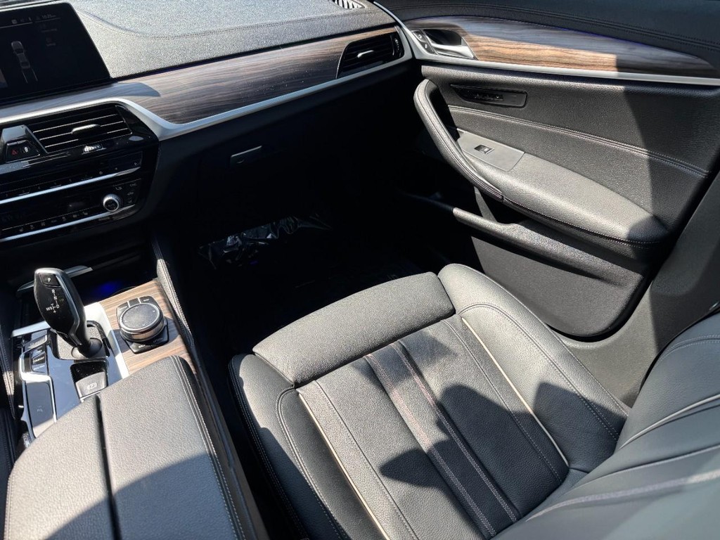 BMW 5 Series Vehicle Full-screen Gallery Image 15