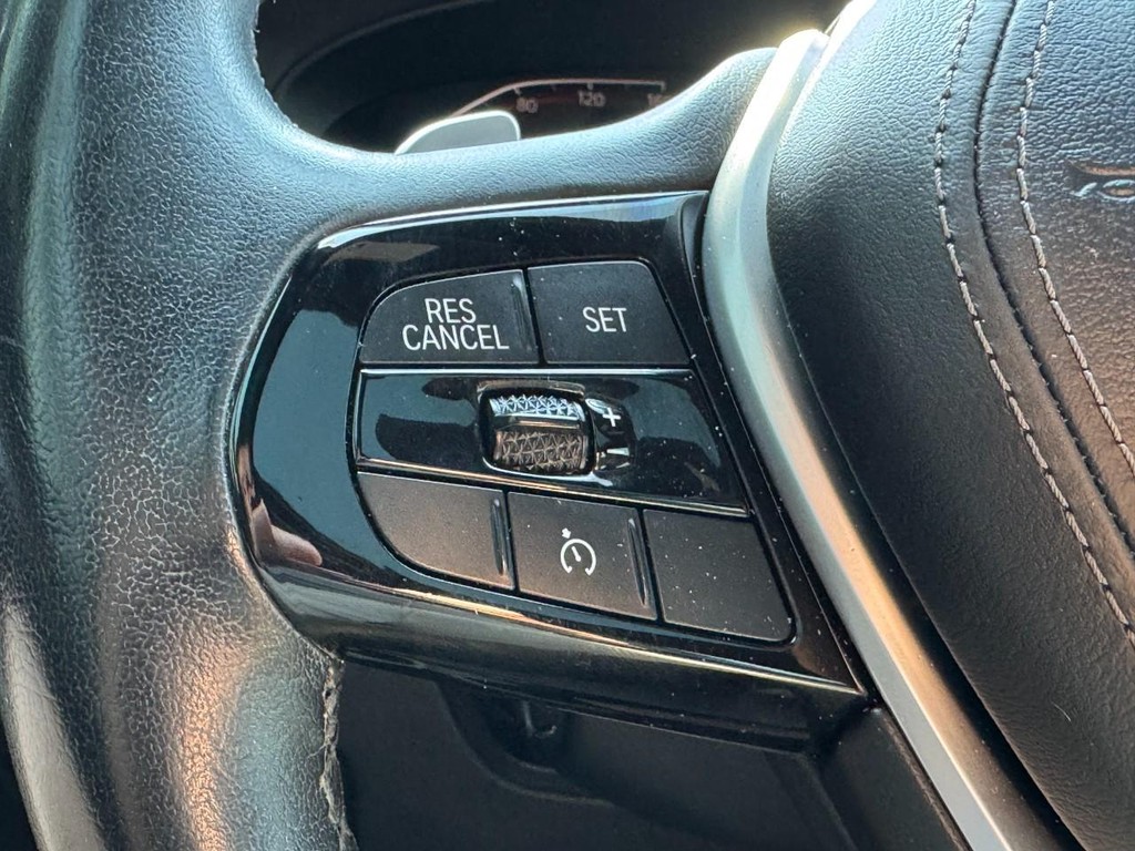 BMW 5 Series Vehicle Full-screen Gallery Image 16