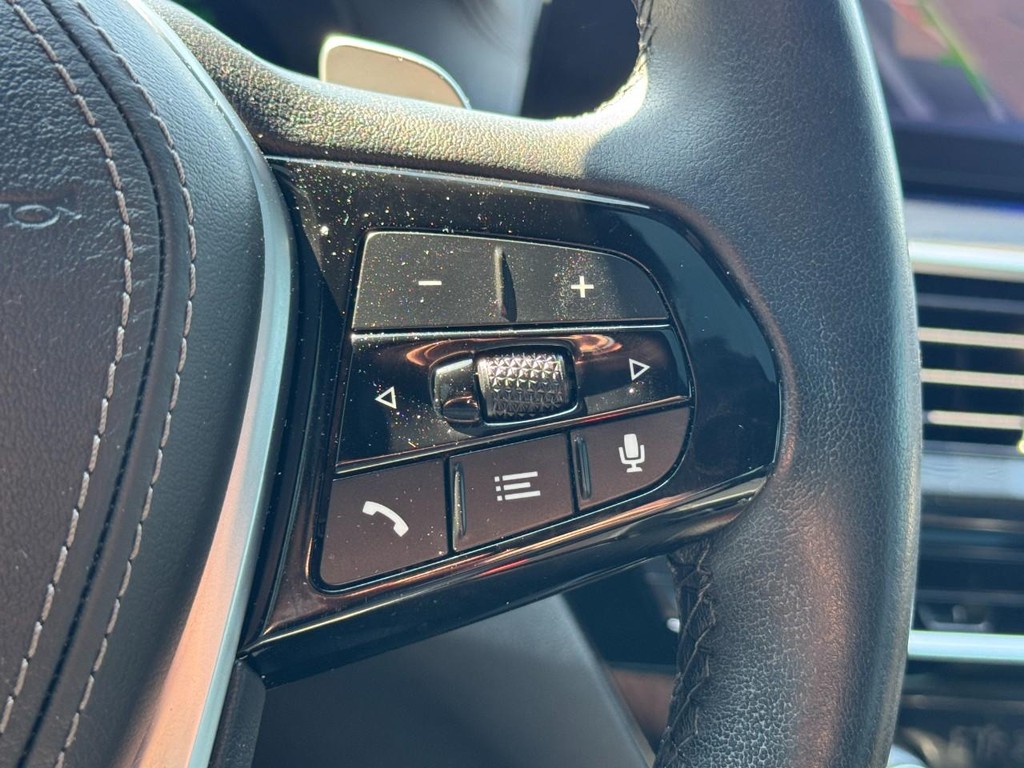 BMW 5 Series Vehicle Full-screen Gallery Image 17