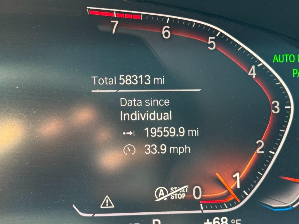 BMW 5 Series Vehicle Full-screen Gallery Image 18