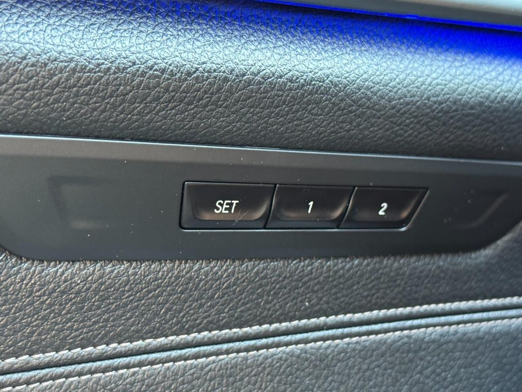 BMW 5 Series Vehicle Full-screen Gallery Image 21