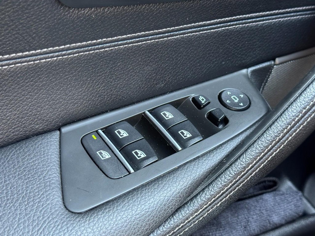 BMW 5 Series Vehicle Full-screen Gallery Image 22