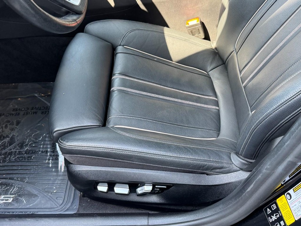 BMW 5 Series Vehicle Full-screen Gallery Image 23