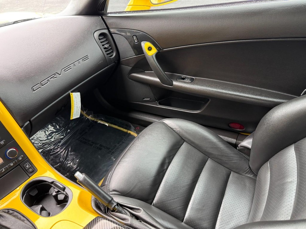 Chevrolet Corvette Vehicle Full-screen Gallery Image 15