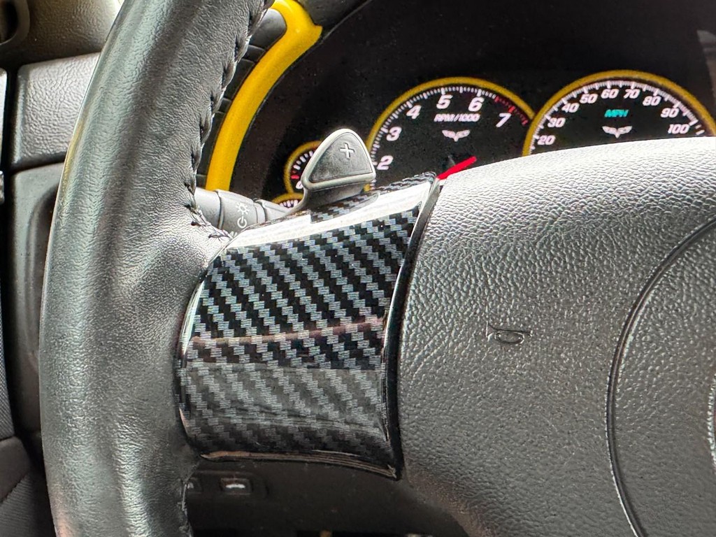 Chevrolet Corvette Vehicle Full-screen Gallery Image 17