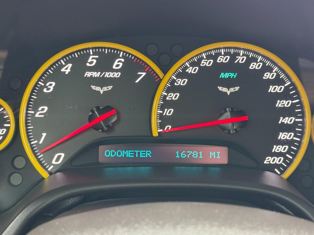 Chevrolet Corvette Vehicle Full-screen Gallery Image 19