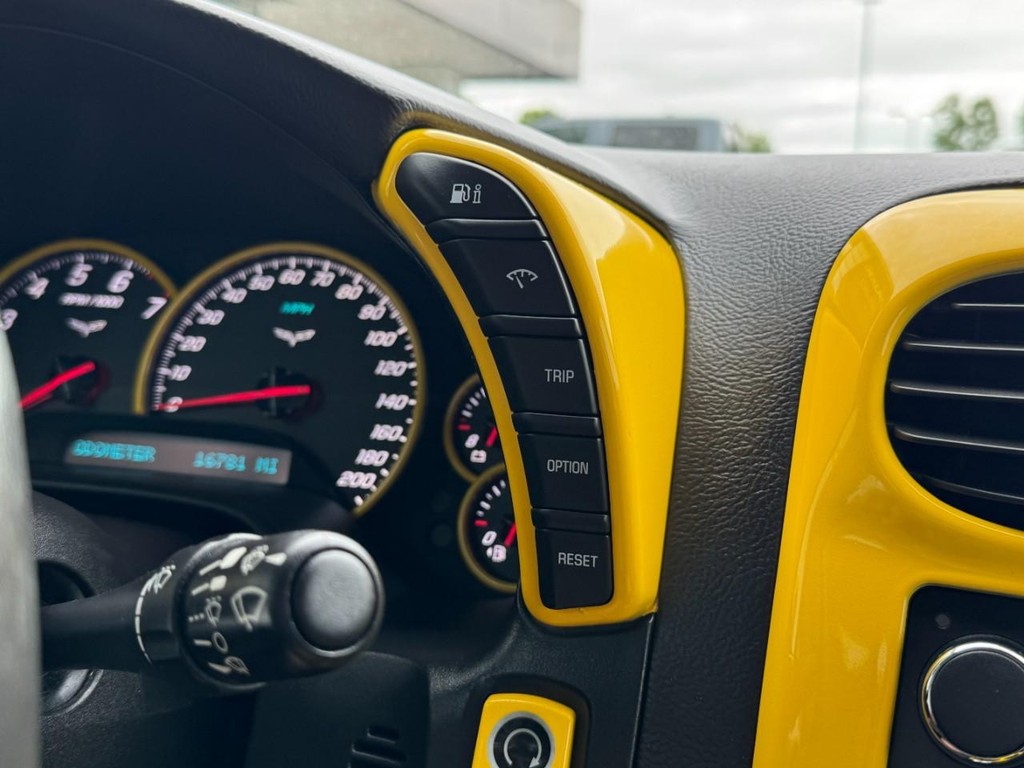 Chevrolet Corvette Vehicle Full-screen Gallery Image 21