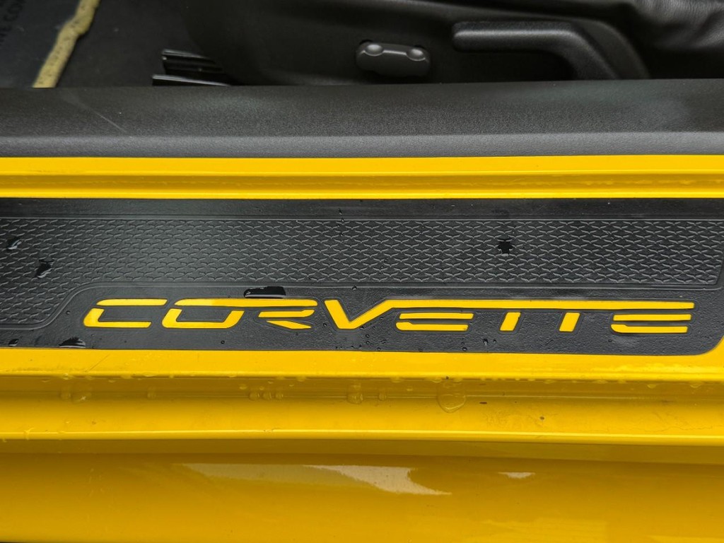 Chevrolet Corvette Vehicle Full-screen Gallery Image 24